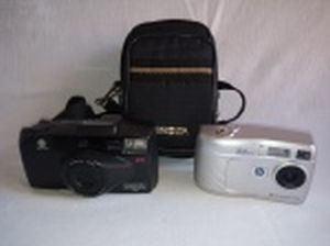 Duas câmeras fotográficas: a) Minolta,modelo Freedom Zoom 90C, com estojo e manual. b) Digital à pilha, HP Photosmart 320. Não testadas.