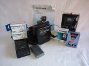 Filmadora Panasonic VHSC modelo PV-10D, 4 baterias e carregador, 2 fitas lacradas e acessórios. Não testada.