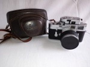 Maquina fotográfica alemã, manufatura LEICA M3 e fotômetro Leicameter MR. Capa de couro no estado. Década de 60. Não testada, necessita revisão.