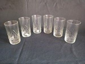 Seis copos em vidro para aperitivo, lapidados com folhagens estilizadas. Alt. 8,5cm.