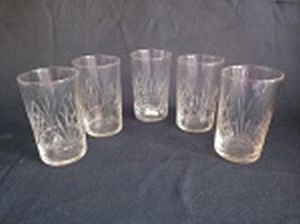Cinco copos em vidro para drinks, lapidados com folhagens estilizadas. Alt. 9,5cm.
