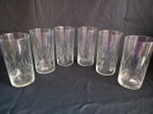 Seis copos em vidro para whisky, lapidados com folhagens estilizadas. Alt. 14cm.