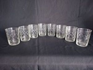 Oito copos para água, vidro lapidado no padrão geométrico. Alt. 9cm.