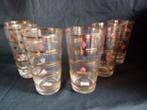 Seis copos em vidro para long drink, decorados com os naipes do baralho e frisos à ouro folha. Alt. 13cm.