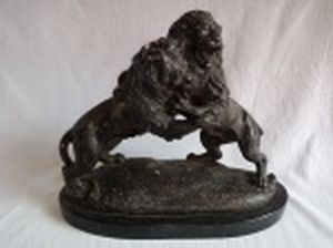 "Leões em luta" Escultura possivelmente em terracota, patinada de preto. Base de madeira. Com faltas e no estado. 27 x 32 x 15cm.