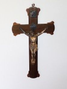 Crucifixo de parede em madeira, cristo e ornamentações em antimônio patinado de dourado. 34 x 18cm.