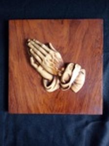 Placa de parede  aplicada com mãos em oração confeccionadas em resina. 15 x 15cm.