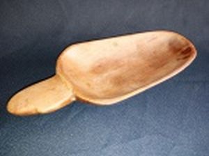 Petisqueira em madeira nobre entalhada na forma de caju. 3 x 20 x 9cm,