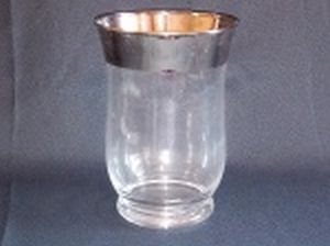Vaso em vidro translúcido soprado, borda aplicada com faixa cromada. 20 x 14cm.