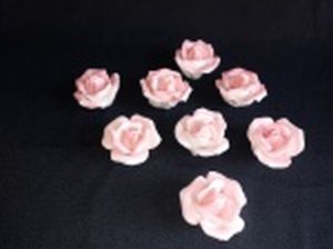 Oito rosas decorativas em porcelana colorida ao natural. Embalagem original.