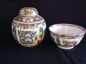 Potiche e bowl em porcelana chinesa, decoração policromada com flores e folhagens no padrão típico chinês. 13 x 12cm e 6 x 11cm.