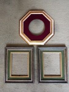 Três molduras em madeira patinada de dourado: uma oitavada, interior para obras redondas com past-partouz em veludo, diâm. 34cm; e duas retangulares, 30 x 25cm.