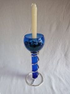 Castiçal alemão em vidro azul, parte externa acabada por metal em aro entrelaçando o vidro, decoração de flores artificiais. Na embalagem original e sem uso. Alt. 27cm.