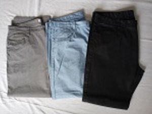 Três calças masculinas Calvin Klein tamanhos aproximados ao 48. Semi novas.