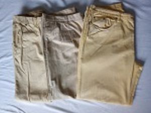 Três calças masculinas: a) Hilfiger denim, tamanho aproximado ao 48. b) Aviator, tamanho 50. c) Elle et Lui, tamanho 50. Usadas.