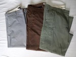 Três calças masculinas, tamanhos aproximados ao 48: Dockers, Calvin Klein e Banana Republic. Usadas.