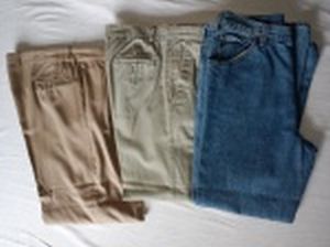 Três calças masculinas: a) Jeans, sem marca tamanho aproximado ao 46. b) Airbone, social tamanho aproximado ao 48. c) Elle et Lui tamanho aproximado ao 48. Usadas.