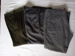 Três calças sociais masculinas: a) Wöllner, tamanho 48. b) Elle et Lui, tamanho 50. c) DKNY, tamanho aproximado ao 48. Semi novas.