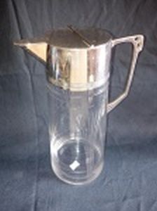 Jarra para sucos, vidro translúcido lapidado no padrão Art Nouveau, tampa articulável e pega, em metal espessurado a prata. Alt. 27cm.