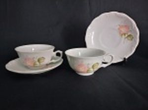 Par de xícaras para chá, porcelana branca decorada com flor, borda do pires moldada na pasta. marcada no fundo.