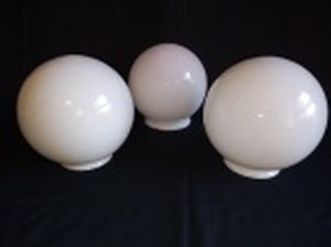 Três globos ditos bolinha, para teto, vidro opalinado leitoso. Um com pequeno bicado na borda. Alts. 15 - 16 e 16 x diams. externos dos bocais 8 - 8 e 9,5cm.