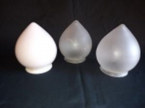 Três globos para teto em formato de pinha, 2 em vidro acidado (com ostras) e 1 em vidro opalinado leitoso. Pequenos bicados nas bordas. Alts. 13 x diams. externo do bocal 7,5 - 7,7 e 8cm.