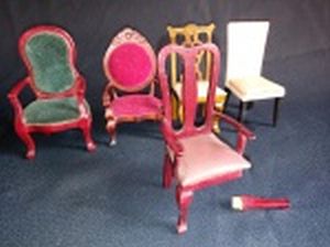 COLECIONISMO - Cinco miniaturas de cadeiras, madeira e tecido. Estilos e modelos variados. Uma com um dos pés solto. Alt. da maior 9,5cm.