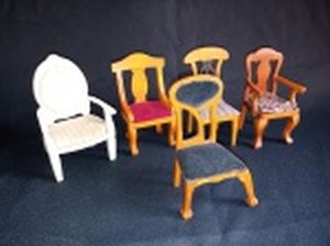 COLECIONISMO - Cinco miniaturas de cadeiras, madeira e tecido. Estilos e modelos variados. Uma com um dos pés solto. Alt. da maior 9,5cm.