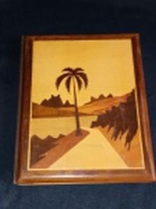Caderno de lembranças com capa em madeira marchetada com coqueiro e paisagem em madeira de várias tonalidades. Datado de 1945. 21 x 17cm.