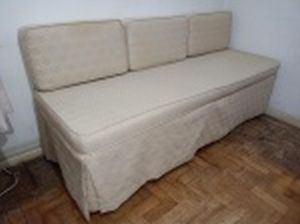 Sofá cama, 3 almofadas no encosto, base feita por união de 2 escrivaninhas (pés cortados) em madeira, 6 gavetas. No estado. Alt. 58 x comp. 192 x larg. 70cm.