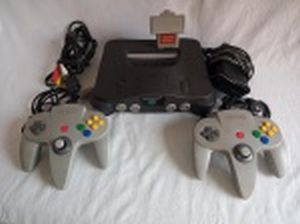 RETRÔ GAMES - Console Nintendo 64, completo com 2 joysticks, cabo de força e cabo AV, acompanha cartucho Tremor Pak para vibração no joystick. Funcionando, porém usado e sem garantias.