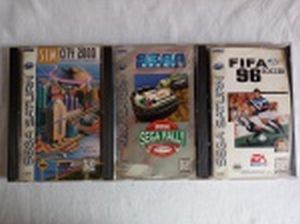 RETRÔ GAMES - Três CDs para console Sega Saturn com os jogos: "Sim City 2000", "Sega Rally Championship" e "Fifa 96 Soccer". Capas no estado, usados e sem garantias.
