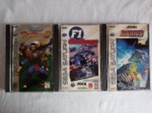 RETRÔ GAMES - Três CDs para console Sega Saturn com os jogos: "Virtua Fighter 2", "Darius Gaiden" e "F1 Challenger". Capas no estado, usados e sem garantias.