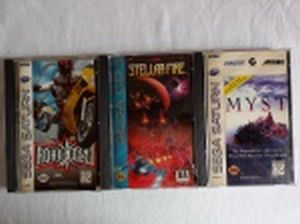 RETRÔ GAMES - Três CDs para console Sega Saturn com os jogos: "Myst", "Stellar Fire" e "Road Rash". Capas no estado, usados e sem garantias.