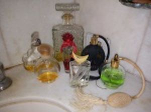 Sete vidros de perfumes diversos, todos usados. Alt. do maior 21cm.