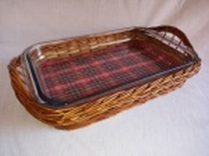 Cesta em vime trançado, fundo de madeira, acompanha pirex da Manufatura Marinex. 9 x 43 x 28cm.