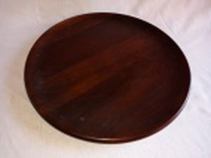 Bandeja em madeira nobre, borda curva. Marcada no fundo tropi-art. Alt. 3,5 x diam. 35,5cm.