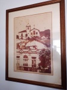 THEREZA MIRANDA (Rio de Janeiro, RJ 1928) "Santa Tereza, Rio de Janeiro" gravura em metal, 3/30, 54 x 38cm. Assinada, titulada e datada 1979. Moldura envidraçada (vidro quebrado em um dos cantos) 75 x 59cm.