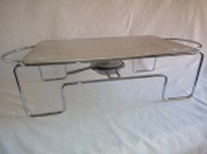Rechaud com 1 queimador, estrutura de metal espessurado a prata, queimador em inox e chapa em alumínio. Sem uso. 14 x 52 x 25cm.