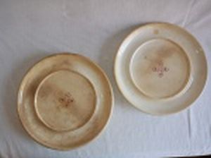 Par de pratos doceiros, porcelana branca inglesa, centro com as iniciais CNPA em cruz. Marcado no fundo Davenport Longport - Staffordshire. No estado, com manchas. Diam. 27cm.