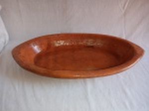 Travessa em barro cozido, interior esmaltado. Marca não identificada. 6,5 x 54 x 31cm.