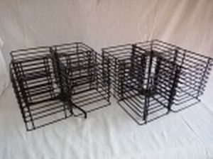 Dois porta CD's giratórios, metal aramado pintado de preto. Selo da Manufatura Avema. 18 x 26 x 26cm.