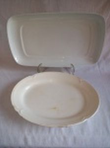 Duas travessas em porcelana branca: 1 retangular sem marca e 1 oval marcada Eramus. 42 x 23 e 34 x 25cm.