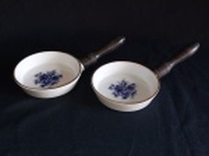 Par de tigelas em porcelana branca com cabo em madeira, borda filetada a ouro, centro decorado com bouquet de flores em azul. 19 x 10cm.