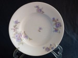 LIMOGES, França - Prato fundo em porcelana branca francesa, decorado por arranjos de flores azuis com folhagens. Marcado no fundo com selo da Casa Vianna, primeira metade do século XX. Diâm. 24cm.
