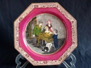 Prato decorativo em faiança inglesa, formato oitavado, borda decorada com ornamentação Art Noveau, centro aplicado com cena de vendedor de doces. Verso do prato com craquelados e pintura descascando em placas, fundo do prato com leves perdas na pintura. Marcado no fundo WILLIAM ADAMS. Diâm. 28cm.