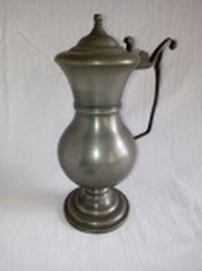 Antiga jarra para vinho em estanho, alça reclinável. Alt. 24cm.