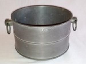 Bowl em estanho, alças com argolas. Marcado SN. Alt. 11,5 x diam. 16cm.