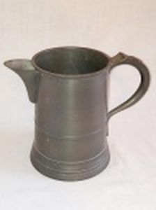JOHN SOMMERS - Leiteira em estanho. Marca da manufatura no fundo e na borda. Alt. 15cm.
