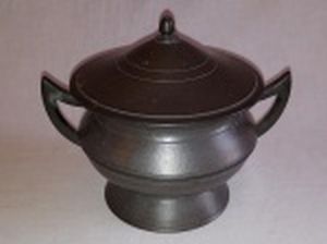 Açucareiro em estanho marca da Manufatura Imperial Artesanato, BH - MG. Alt. 14cm.